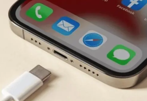 青河苹果15维修分享iPhone15改USB-C接口后能和安卓用户互借充电器吗 